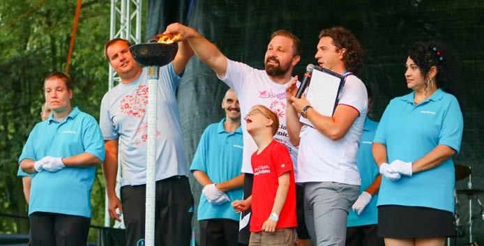 majd az olimpiai lánggal közös sétára, kocogásra indultak a résztvevők, közismert sportolókkal, közéleti személyiségekkel, diákokkal és