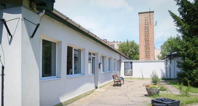 A tetőfelújítás és a belső rekonstrukció megújul az ügyeleti rész és a gyermekorvosi rendelő váróterme mellett az akadálymentesítés is megtörténik október 31- éig.