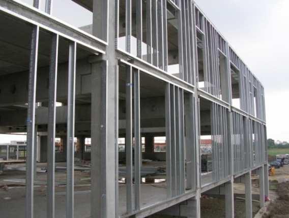 infill insulation. The slotted girders are used with 120, 150 and 200 mm web height, and with 1,0; 1,2 és 1,5 mm steel thicknesses. Figure 1.