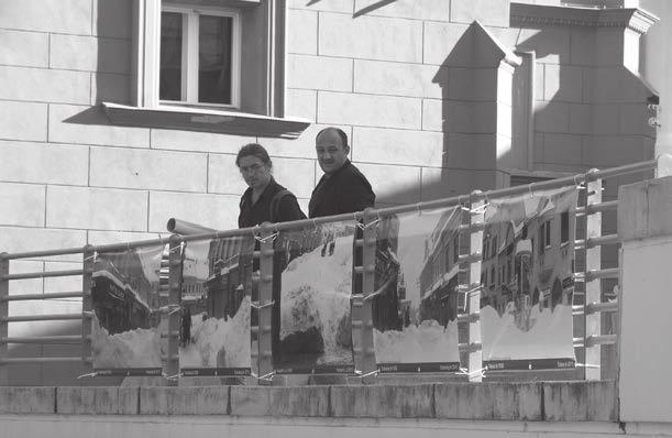 Más megközelítésben, de nagyjából erre az időre tehető Bourdieu felméréssorozata és esszéje az Un art moyen című tanulmánykötetében, melyben arra a megállapításra jut, hogy a fotó és fotózás a