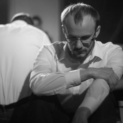 hiába a dramaturgiai eszközök, a szcenikai utalások az elaprózódásra, a tér mégsem tud idővé lenni.