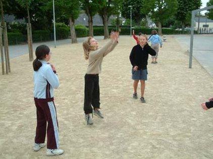 8. Középkori eredetű, de még a múlt század közepén is játszottak a diópörgettyűvel, Franciaországban.