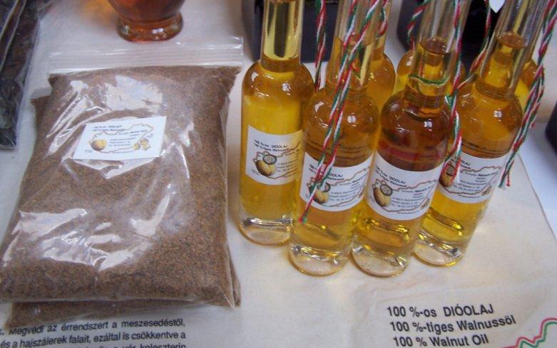 java, minőségibb része Zala megyére összpontosul. Hazai dióolajjal szinte csak biopiacokon találkozhatunk. Például egy somogyi méhésznél, aki biovásárokon kínálja - certifikát nélküli - biomézét.