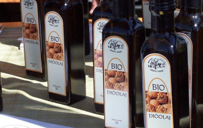 Mindegy, diót is árul, és dióolajat is, bio-minőségben, de ellenőrizetlenül. Mint mondja, nem bízik az ellenőrző szervezetben, mert az nem vizsgál elég alaposan.