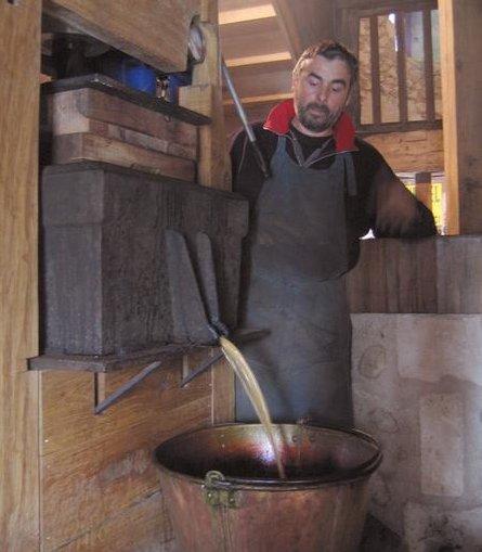 Vouthon-ban is van egy malomtulajdonos, M. Guimard. Csak kis mennyiségeket présel egyszerre, legfeljebb 35 kg-ot.