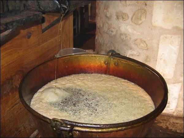 A diósgazdáknak már nem kézi erővel kell a prés karját forgatni, hanem maguk indíthatják be a hidraulikát.