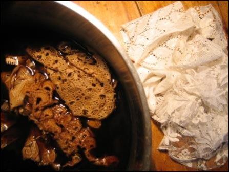 Olyan módszer is van, hogy nem főzünk festéket, hanem hidegen áztatjuk az anyagot.