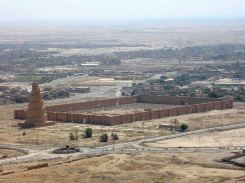kalifa) / 236 x 156 m belső oldalhossz (3:2) / 444 x 376 m külső /