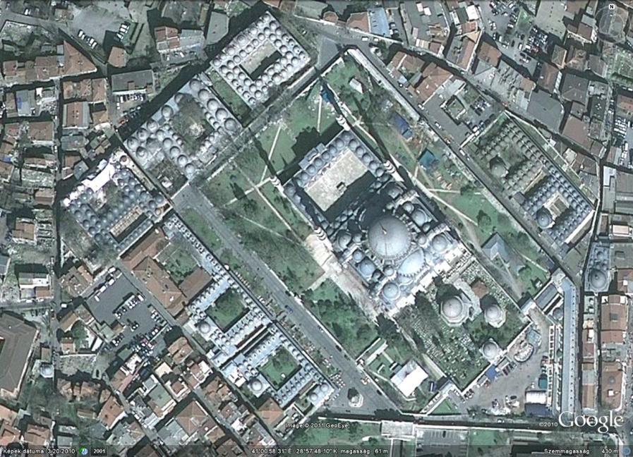 Szinán tervei szerint épül / mecset belső hossza: 59 m, szélessége: 58 m, kupola magassága: 53 m, átmérője: