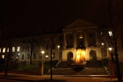 meghatározó élményt nyújtanak. Ez a gondolkodás halad tovább a MOME kurzushetén Mohácsi András szobrászművész és Nádor Tibor festőművész irányításával.