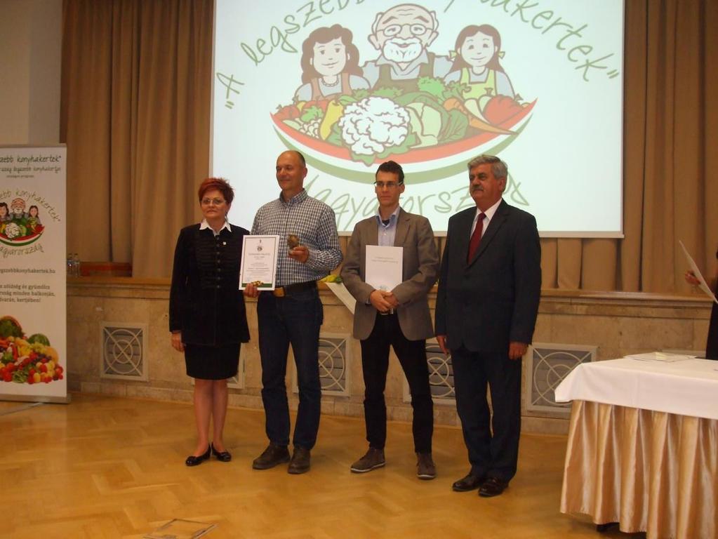 Kép: Átvettük az okleveleket, Gábor a díját.
