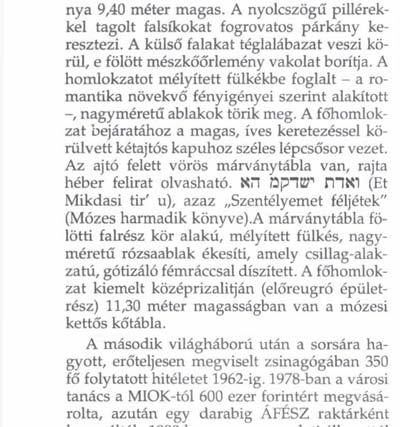 A főhomlokzat bejáratához a magas, íves keretezéssel körülvett kétajtós kapuhoz széles lépcsősor vezet. Az ajtó felett vörös márványtábla van, rajta héber felirat olvasható. Ni"!