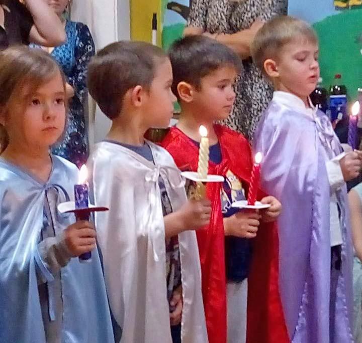 A Napsugár csoportban volt az ünnepély és a két kiscsoport volt a díszítés felelőse. Nagyon jó hangulat volt és meghitt ünnepélyen vehetett részt mindenki.