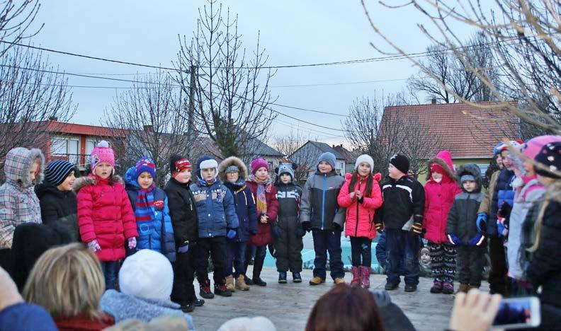 Az én falum - Mezőfalva 5 Advent a téren a Szivárvány csoporttal Óvodánkból Szivárvány csoportunk készült műsorral Advent 2. hétvégéjén a téren.