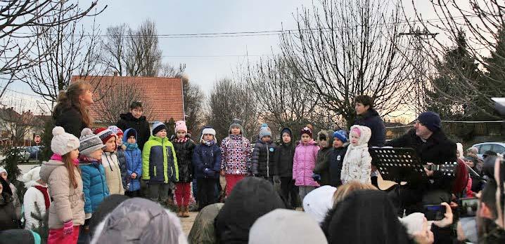 A hagyományoktól eltérő dalok és az élőzene nagy tetszést aratott a közönség körében. Kiskarácsony Nagykarácsony 2017. december 20-án tartottuk óvodánkban az ünnepi vacsorát.