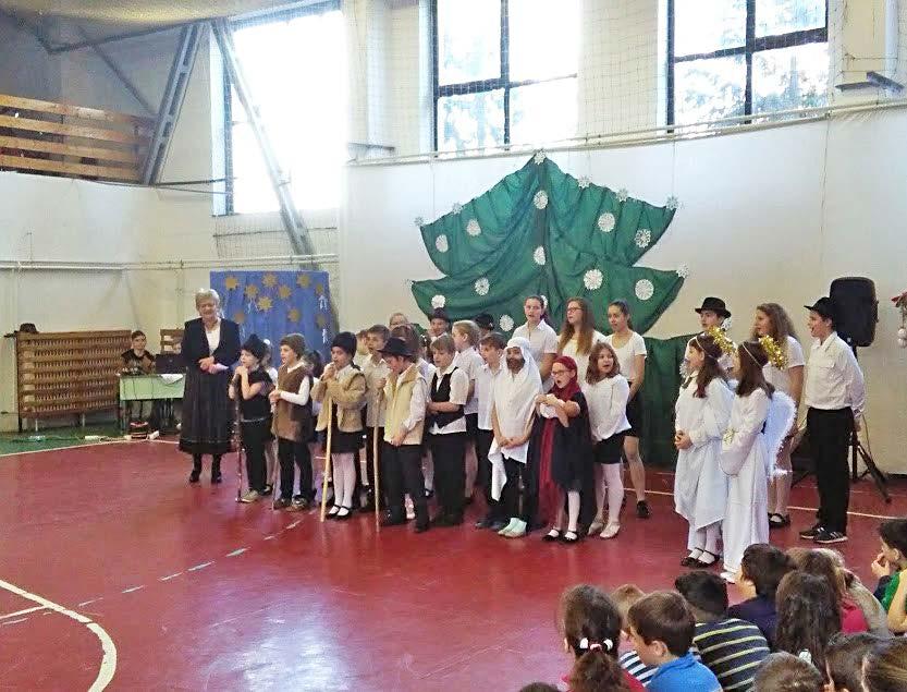 Megidéztük, miként köszöntötték régen a gyerekek a faluban házról házra járva az ünnepet. Felkeresték a rokon és ismerős családokat, verseket és énekeket adtak elő a Kisjézus születéséről.