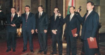 Így jött létre az Olefin üzletág, a Polipropilén üzletág, az LDPEüzletág, valamint a HDPE-üzletág. z átszervezések közben 1995. májusában a társaság Igazgatósága elfogadta a cég első Etikai Kódexét.