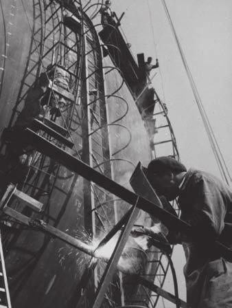 szakmai dolgozók képzésére több szovjet és román, vegyiparral rendelkező városban, valamint az 1930-as évektől létező Péti Nitrogénművekben és a nem sokkal