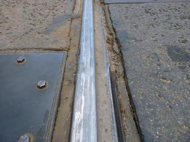 elfolyt bitumen; vályúorr oldalkopása. Helyszín: 47-es villamos, Móricz Zsigmond körtér 2016.03.17.