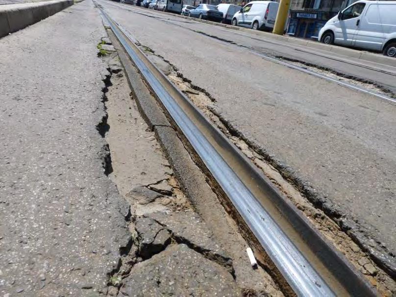 ábra Hiba megnevezése: Töredezett, hiányzó aszfalt; bitumen kitöltőanyag hiánya; gumiprofil