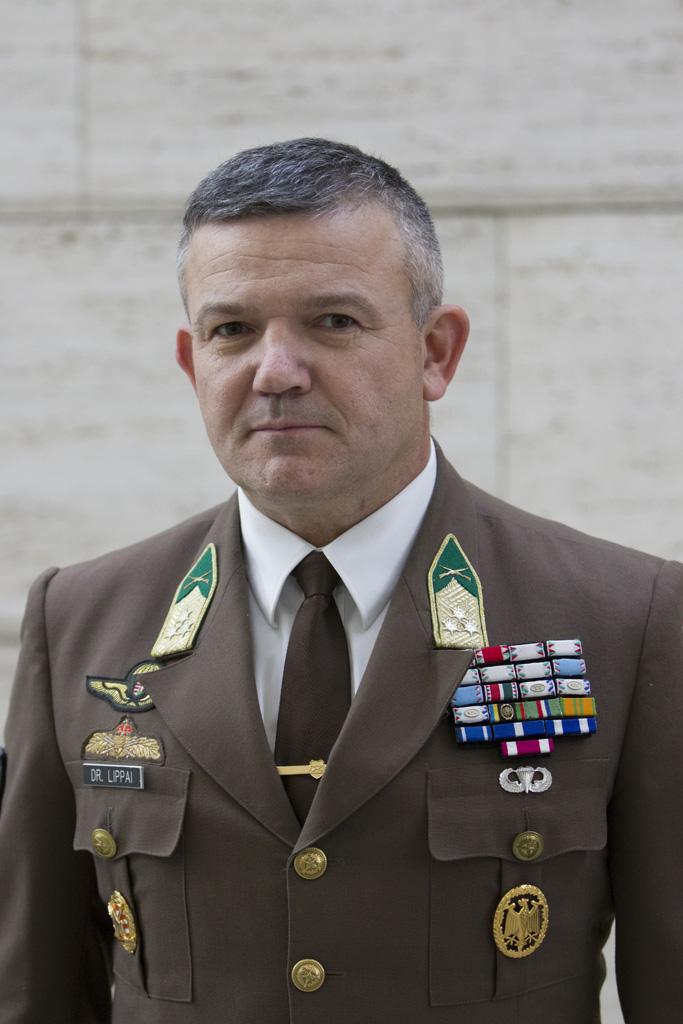 vlmint Kiss Róbert zászlósnk, mgs színvonlon végzett ktoni munkájáért. Dr. Lippi Péter ezredes sok szálll kötődik városhoz.