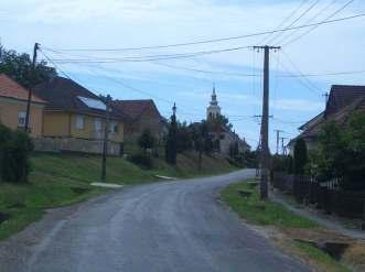 A közelben található a völgyben az evangélikus templom és nem messze a dombon a katolikus templom.