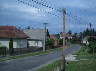 A bekötőút folytatásában a Kossuth Lajos utca két oldala, a Petőfi Sándor utca néhol egyoldalas, néhol kétoldalas beépítése, valamint a Szabadság térről induló Sümegi utca tartozik ebbe a karakterbe.