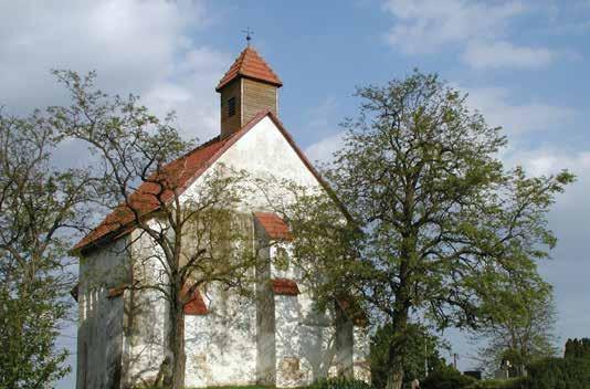 Zo života obce / Községünk életéből číslo 1/2016 do priestoru baroková plastika Madony s dieťaťom.