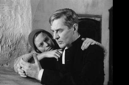 Gyűjtsünk minél több példát (a többi filmjéből is) és hasonlítsuk össze! Az élet és halál témájának összekapcsolódásai a filmekben. A filmek képi és hangvilága. Realizmus és stilizáció.