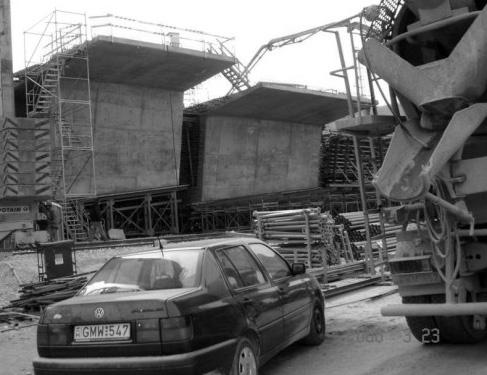 10. ábra Transzportbeton és építéshelyi elõregyártás az M7 autópálya kõröshegyi völgyhídjánál 11.