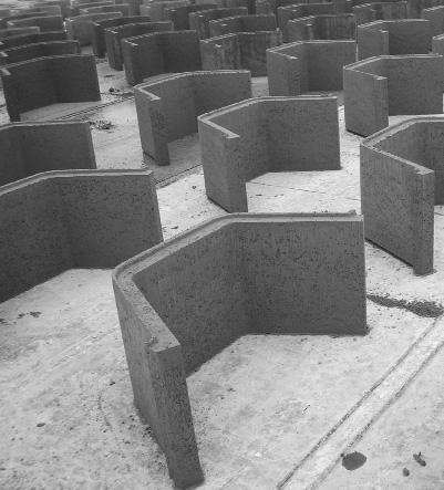 Elõregyártás Magas- és mélyépítési termékek újszerû gyártástechnológiái SPRÁNITZ FERENC A kisméretû betontermékek elõregyártásában igen közkedvelt a vibropréseléses gyártástechnológia (befoglaló