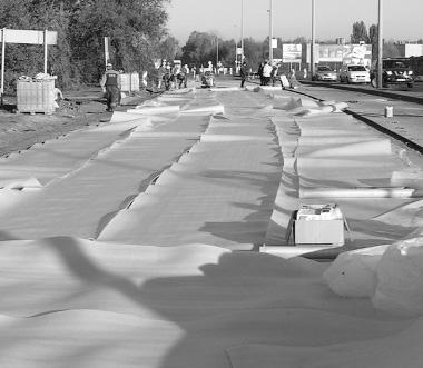A víz/cement tényezõt átlagban 0,4-es értékben fogalmazzák meg, a megszilárdult beton hajlítóhúzószilárdságát 28 napos korban 7,2-10,4 N/mm 2 -es értékben adják meg.