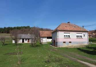 8 V Otkovci, nejdaleč kraj od kapejle, živejo Mijautjina Anuška, po možej Horvat, zdaj že sami.