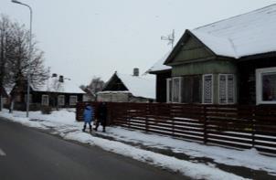litvániai Eišiškėsben, ahol a város gimnáziumának vendégszeretetét
