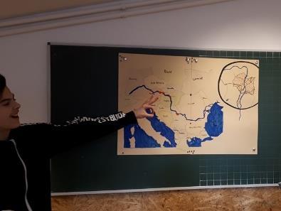 Továbbá biztosítja, hogy megismerjünk megújuló oktatási rendszereket,