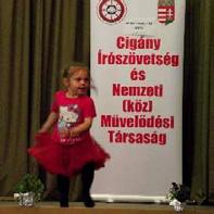 Amikor a zsűri visszavonult, hogy eldöntsék a helyezettek sorrendjét, a különteremben a résztvevőket terített asztal