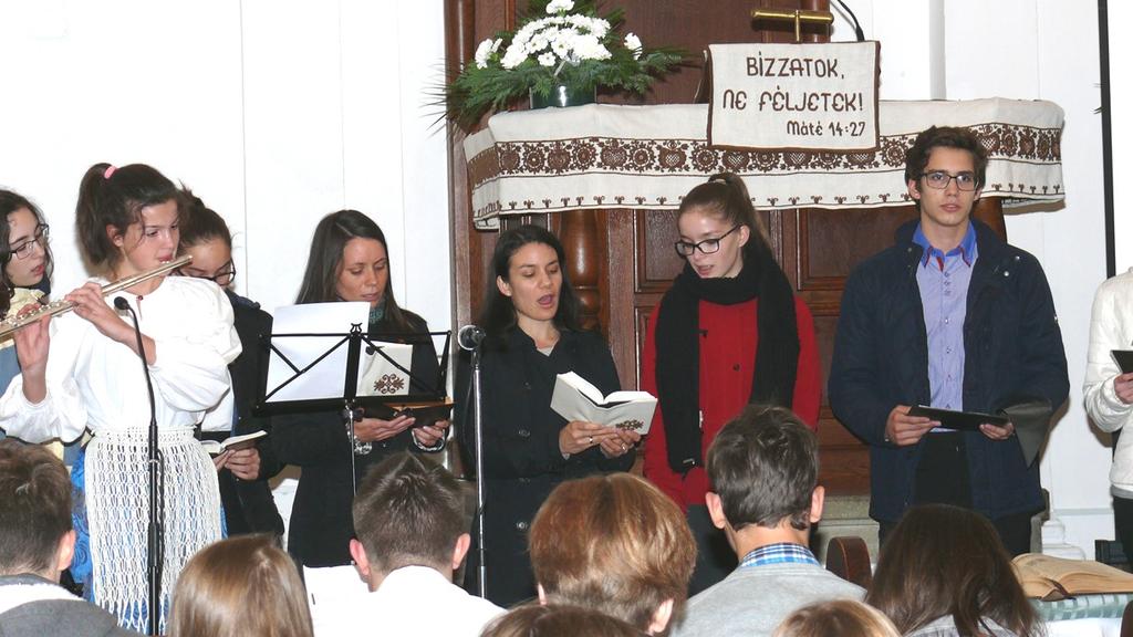 (Felső képen jobbra: Ünnepi bevonulás a Bibliával) lóan összeállított és magas szinten előadott műsorral emlékeztek a reformáció 500 éves