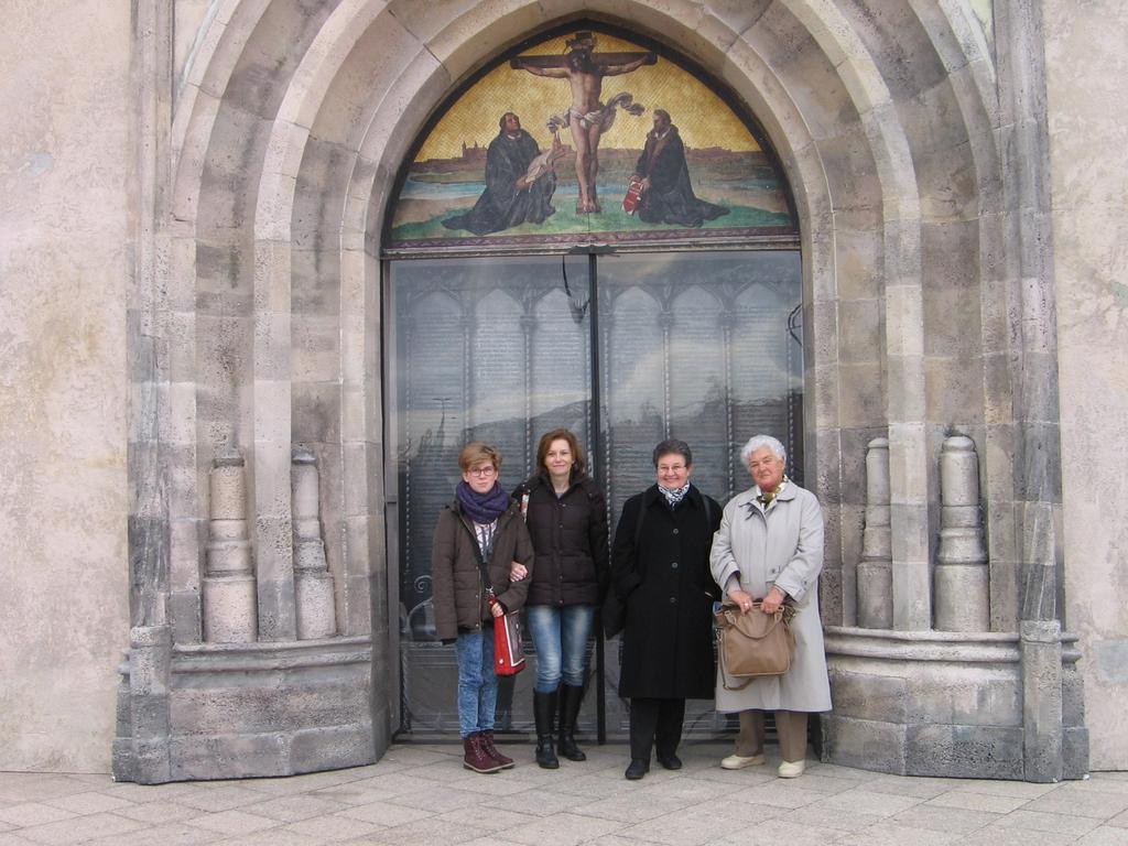 Az ünnep méltó zárásaként az egybegyűlt hívek megkoszorúzták Kálvin János reformátor templomunk előtt álló mellszobrát. November 1.