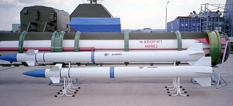 H A DHADTUDOMÁNYI T U D O M Á N Y S Z ESZEMLE 7. ábra: S-400 légvédelmi rakétakomplexum kisméretű rakétái, és a rajtuk elhelyezett miniatűr rakétahajtóművek (Forrás: http://oursogo.
