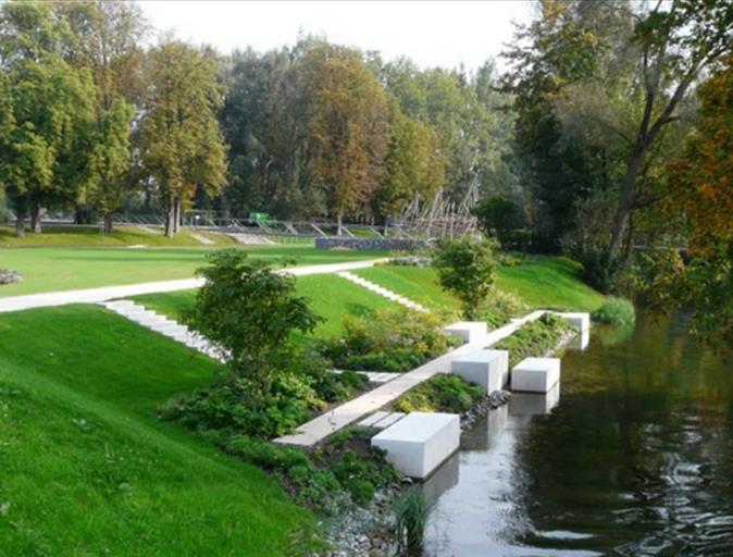 Nemzetközi előkép: Mangfall-park, Rosenheim Barnamezős beruházás 500 m hosszú partszakasz átalakításával, kerékpár- és sétányhálózattal, játszó- és pihenőkertekkel, vízfelület megközelíthetőségének