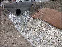 A patak későbbi medereróziójának elkerülése érdekében a jelenlegi beton mederburkolatnál jobban környezetbe illeszkedő műszaki megoldás kerülne megvalósításra a kisvízi mederben ún.