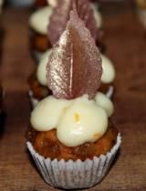 Mini muffinok Sajtkrémes sárgarépás mini muffin rizspapírból készült ostyalevéllel, ehető aranyporral díszítve Tészta:
