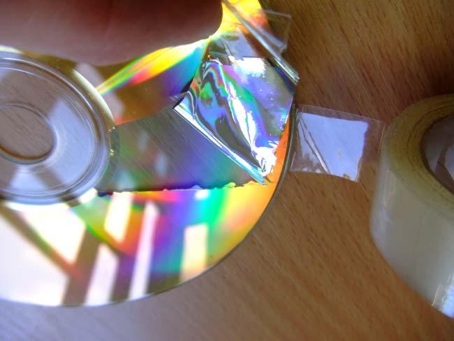 8. kép. A CD hámozása. 9. kép. A télen és nyáron is használható, átlátszó CD-napóra.