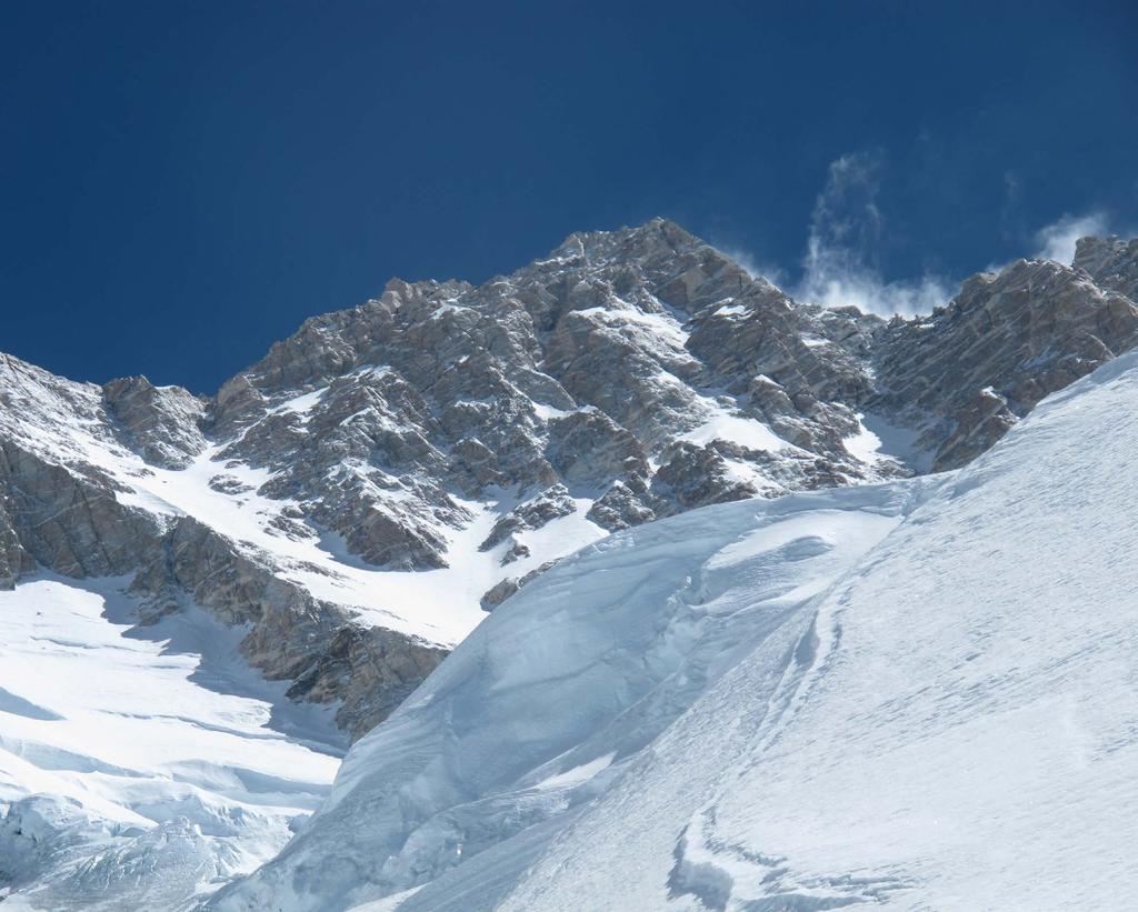 November KANCSENDZÖNGA (8586 m Himalája) Jaro Dutka (Szlovákia), Kiss Péter Csúcsmászók: Kiss Péter, Erőss Zsolt A Kancsendzönga a nyolcezresek legnehezebben elérhető csúcsainak egyike.