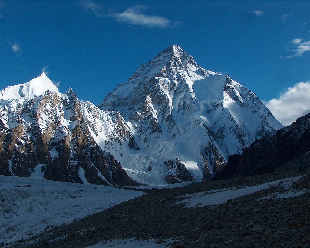 Február K2 (8611 m Karakorum) Mécs László, Csollány Katalin, Dan Borcea (Románia), Jaro Dutka (Szlovákia), Markos Huba, A K2 a hegyek Nagyasszonya, és bátran mondhatjuk, hogy minden hegymászó álma.