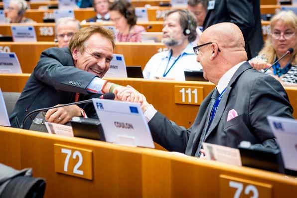 megvizsgálja a javaslatokat, és a tagjai közötti megállapodás alapján dolgozza ki véleményeit.
