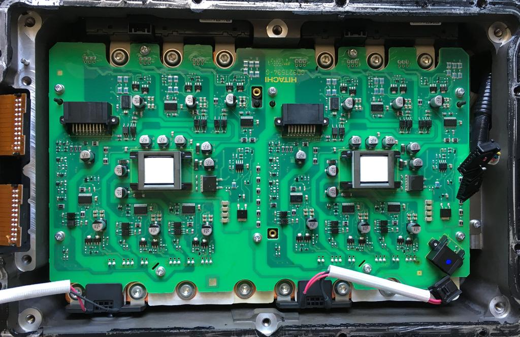 Eljutottunk a teljesítmény-elektronikához. Egy kéjes Ohhh szakad ki belılem; még jó, hogy Párom nem hallja meg.