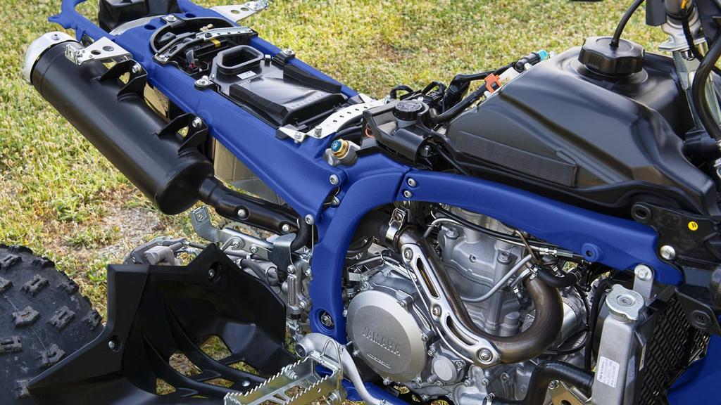 Versenyhez kifejlesztett nagy teljesítményű motor Az YFZ450R versenyhez kifejlesztett 5 szelepes, 4 ütemű, 450 köbcentis motorja 11,8:1-es kompresszióaránnyal, azonnali gázreakciót
