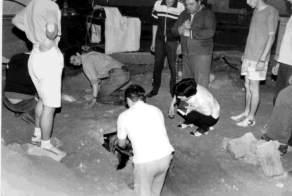Rudics, de az utolsó temetkező is a templomban. A munkák során 1993. május 10-e körül a felszedett cementlapok alatt igen kis mélységben egy újabb sírkamrát észleltek.