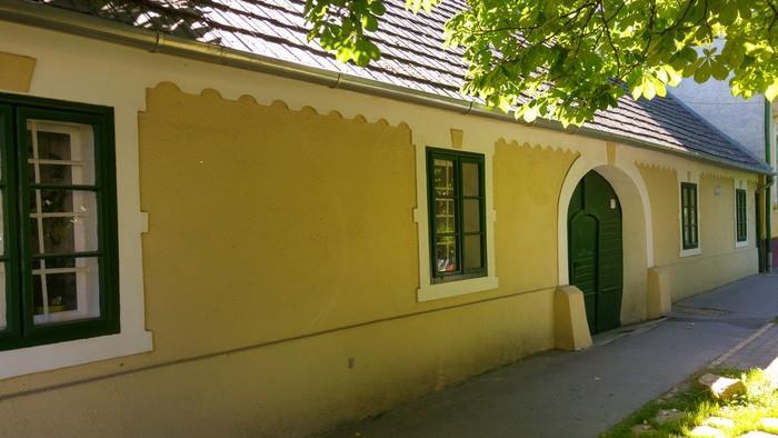 Az oldalbejáratnál copf faragott ajtószárnyak vannak.